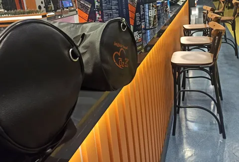 Kafe bar tezgâhı, tabureler, takviye ürünleri ve Öz My Life spor çantası