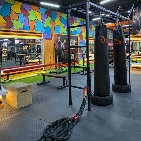 Kickboks torbaları, savaş halatı ve renkli mozaik duvarlı fonksiyonel alan