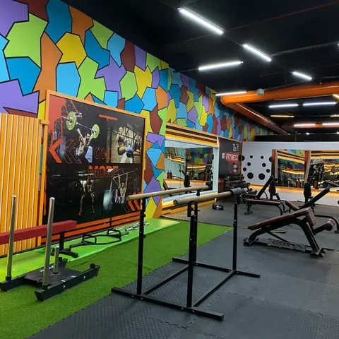 Fonksiyonel antrenman alanı: sled parkuru, paralel bar ve suni çim şerit