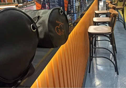 Kafe bar tezgâhında Öz My Life spor çantası ve takviye ürünleri