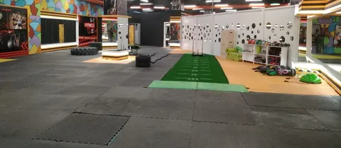 Fonksiyonel alanın geniş görünümü: sled parkuru, lastikler ve kettlebell rafı