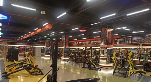 Salonun geniş genel görünümü, arkada CARDIO tabelası