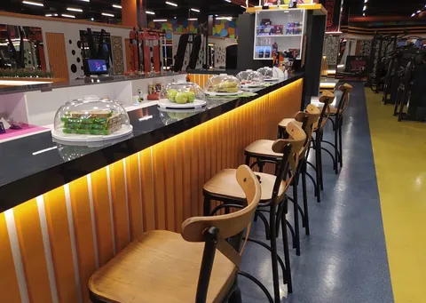 Kafe bar tezgâhı, sağlıklı atıştırmalıklar ve ahşap bar sandalyeleri